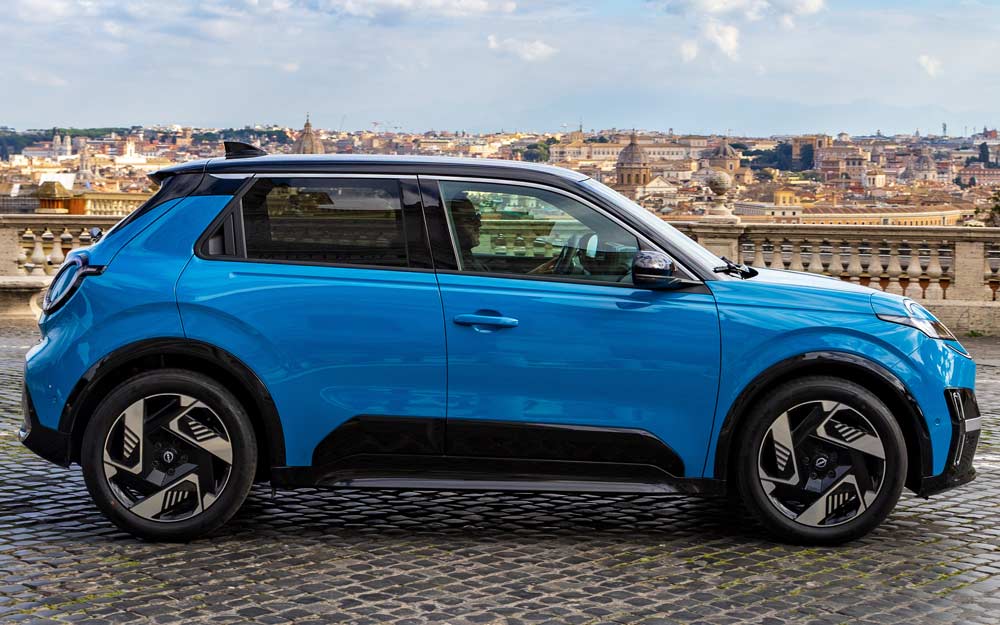 Laterale della Nuova Nissan MICRA Elettrica 2026